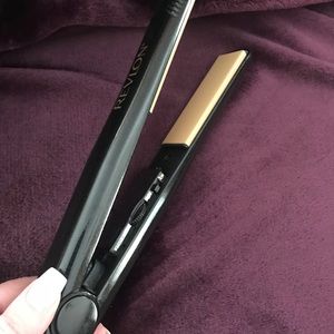 Hair Straightener. Brand: Revlon. Barely used.